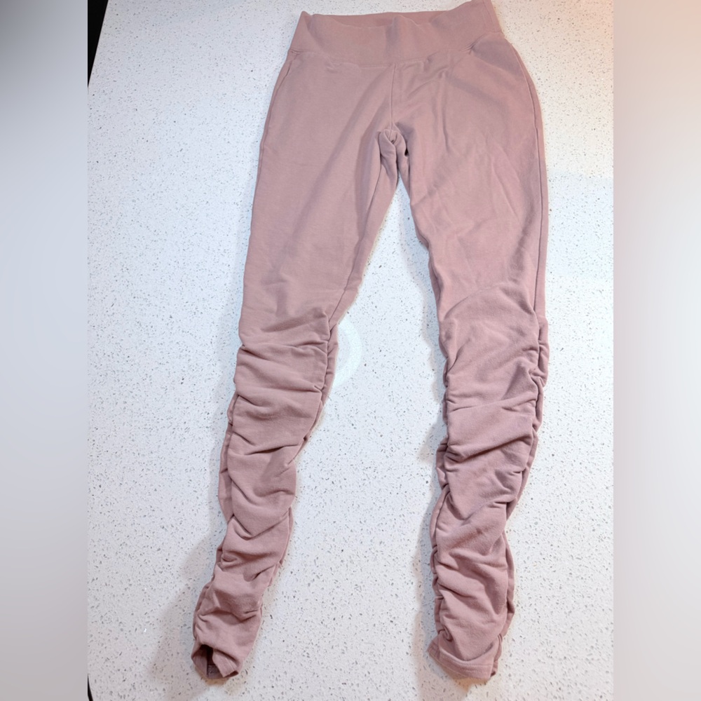 Alo Yoga Idol Scrunched Leggings in Rose Mauve Pink Barre